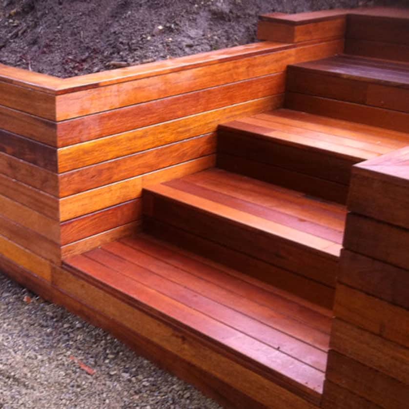 sq-steps-garden-bed